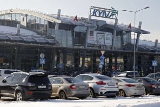 Літак з українськими туристами з Єгипту не зміг приземлитися у Києві через снігопад