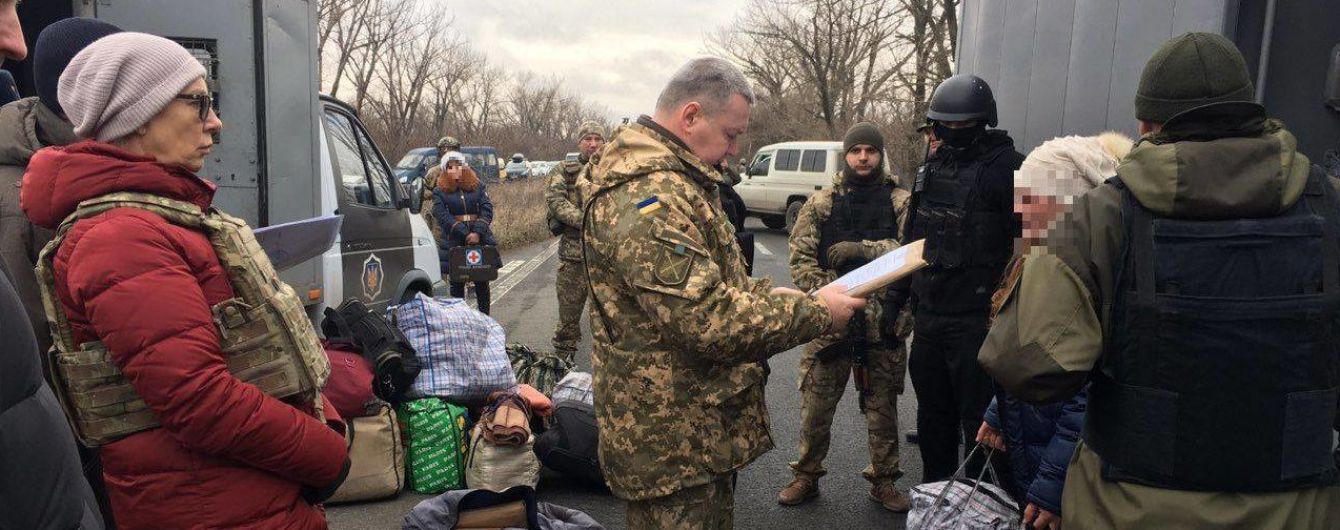 Боевики террористической "ДНР" передали Украине 13 заключенных