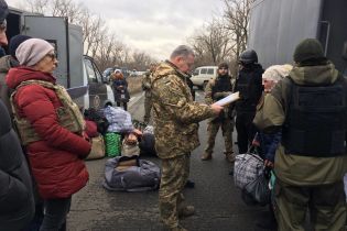 Бойовики терористичної "ДНР" передали Україні 13 в'язнів