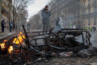 Как Facebook породил и возглавил протест "желтых жилетов" во Франции