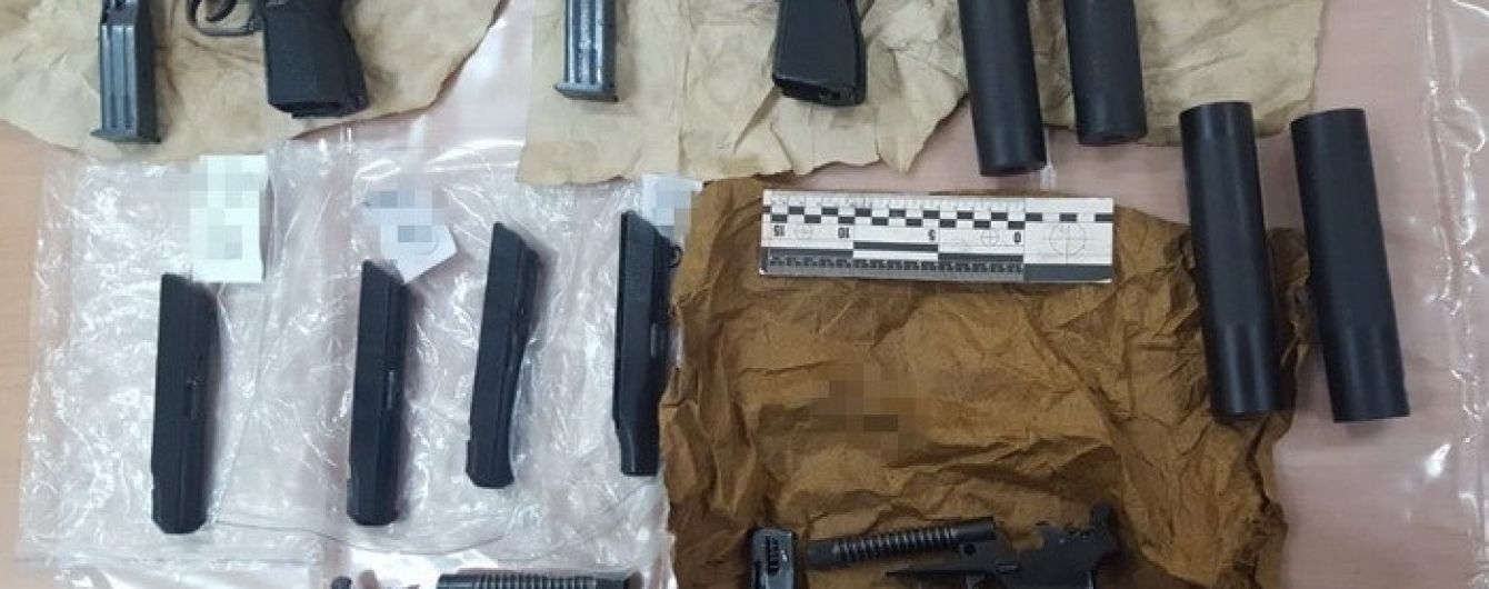 В Киеве разоблачили банду торговцев оружием, в которую входил полицейский