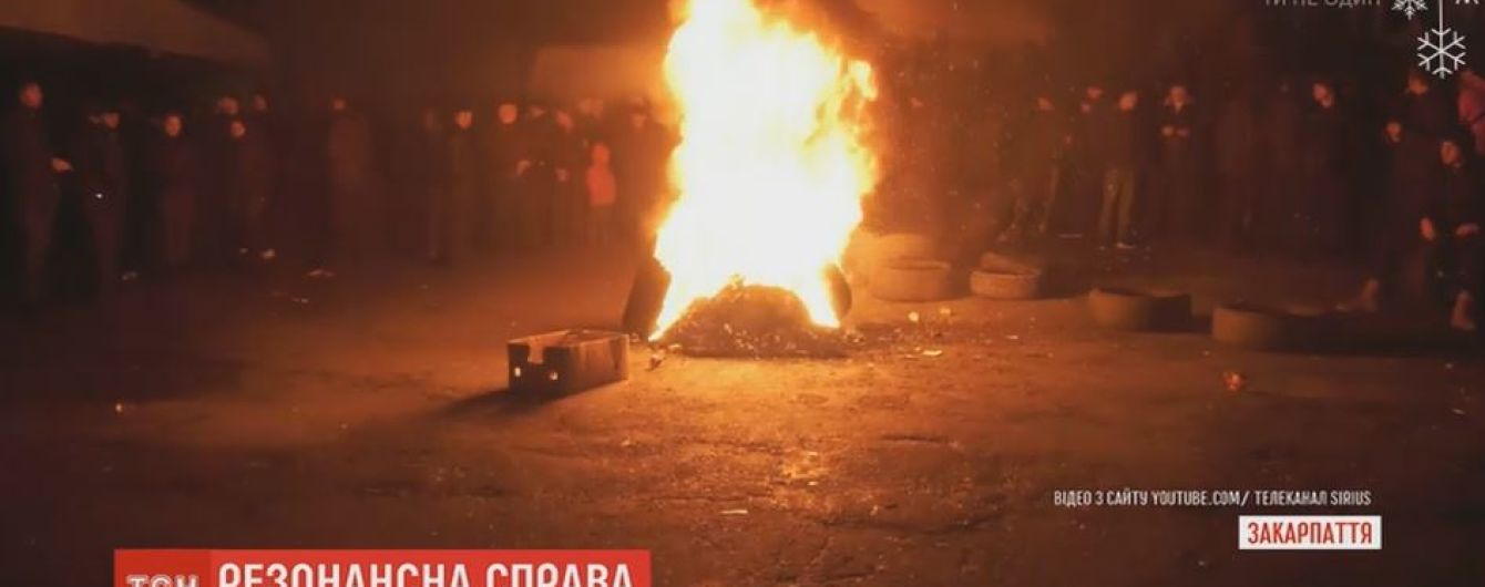Закарпатцы заблокировали трассу, чтобы опротестовать освобождение из-под ареста подростка - вероятного убийцу