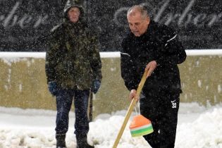 Хазяйновитий тренер. Керманич "Яблонця" допоміг почистити стадіон "Динамо" від снігу