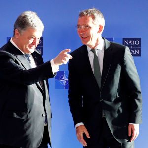 Во время встречи в Брюсселе Порошенко передал генсеку НАТО список причастных к агрессии в Керчи россиян