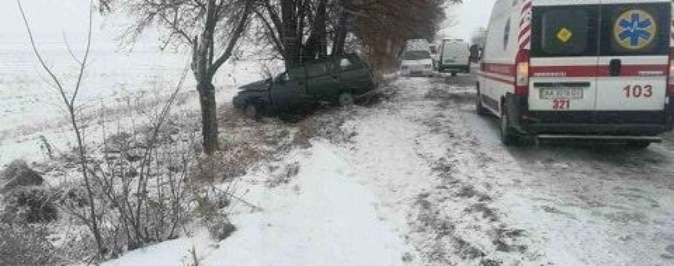 На Киевщине авто слетело с заснеженной дороги и врезалось в дерево