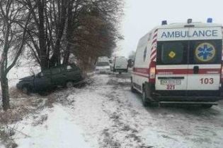 На Киевщине авто слетело с заснеженной дороги и врезалось в дерево