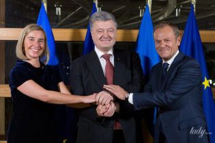 В оксамитовій сукні і з червоним манікюром: глава дипломатії ЄС Могеріні на зустрічі з Порошенком