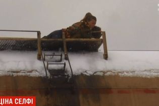 Во Львове двух подростков ударило током на железнодорожном вагоне