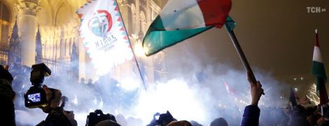 У Будапешті з сутичками і пораненими тривають протести проти "рабського закону"