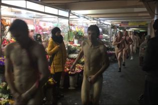 В центре Киева компания мужчин устроила обнаженный забег