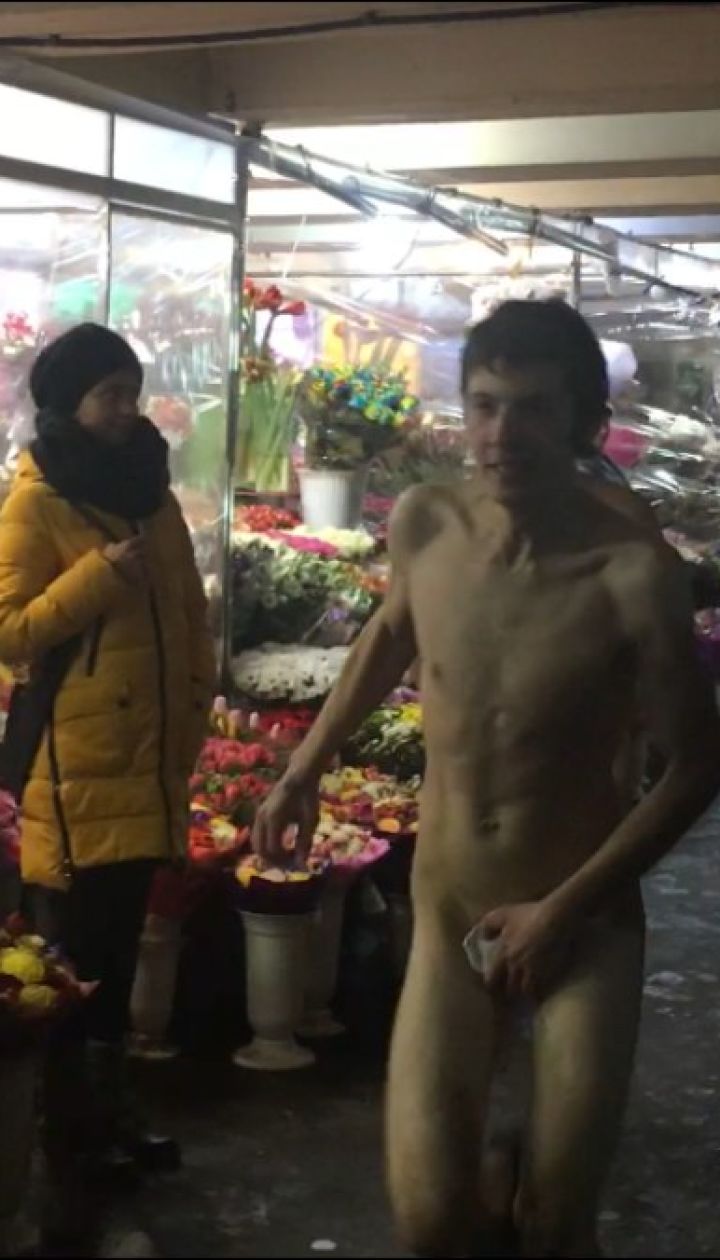 В центре Киева компания мужчин устроила обнаженный забег