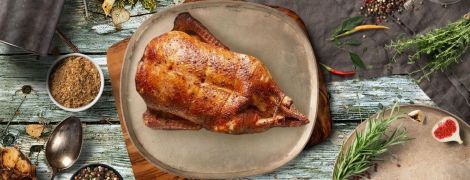 Печеная утка с соусом из смородины