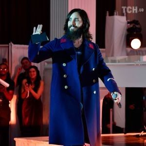 Джаред Лето устроил импровизированный концерт на пешеходном мосту в Киеве