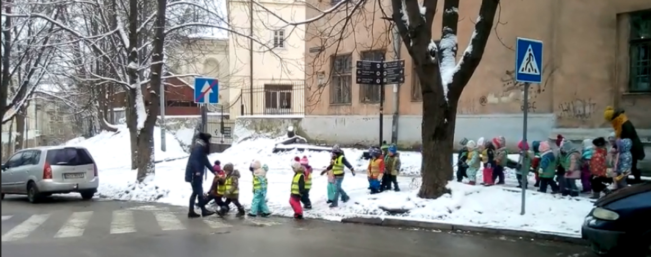 Юзеров поразило видео малышни, которая переходила дорогу в жилетах