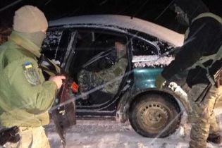 На Буковині прикордонники обстріляли автомобіль на "євробляхах", який намагався прорватися в Румунію
