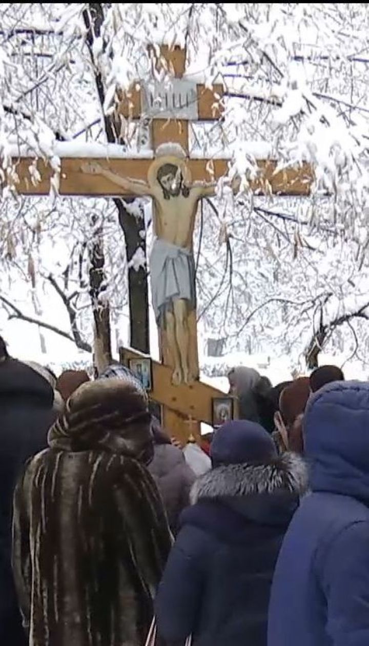 До Маріїнського парку прийшли молитися віряни Московського патріархату