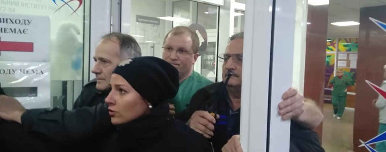 У Києві поліція затримала чотирьох праворадикалів через конфлікт в Інституті серця