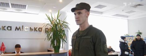 У центрі Вінниці нацгвардієць урятував чоловіка, в якого стався епілептичний напад