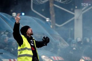 У Франції кількість загиблих під час протестів "жовтих жилетів" зросла до 7