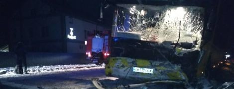 У нічній аварії з автобусом та легковиком на Львівщині загинули троє військовослужбовців