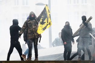 У Брюсселі акція проти міграційного пакту ООН переросла у масштабні сутички з поліцією