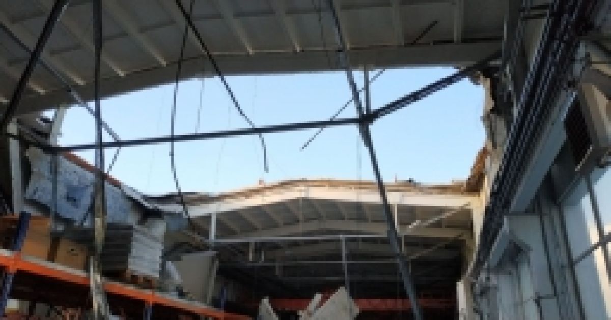 В подмосковном Дзержинске от снега обвалилась крыша на предприятии, три человека погибли