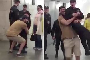 У Москві оштрафували чоловіка, який у метро жартома взяв нацгвардійця на руки