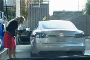 В США засняли, как девушка пыталась залить топливо в Tesla