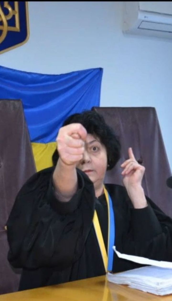 Судья во время заседания нецензурно выругалась и показала адвокату фигу