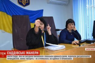 Скандал на всю країну: адвокат оприлюднив відео, де суддя брудно лається і показує дулю