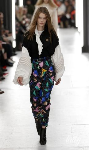 Широкие рукава и необычные принты в коллекции Louis Vuitton сезона весна-лето 2019