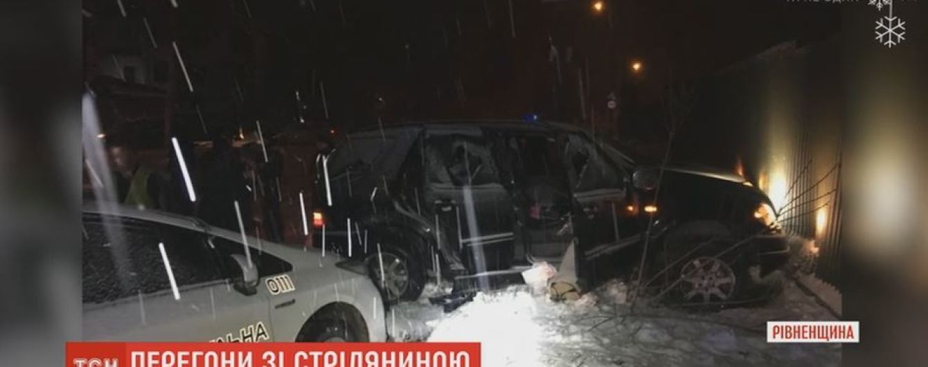 Полиции Ровно пришлось стрелять в авто водителя, который убегал по встречке и пошел на таран