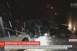 Поліції Рівного довелося стріляти у водія, який тікав зустрічкою і пішов на таран