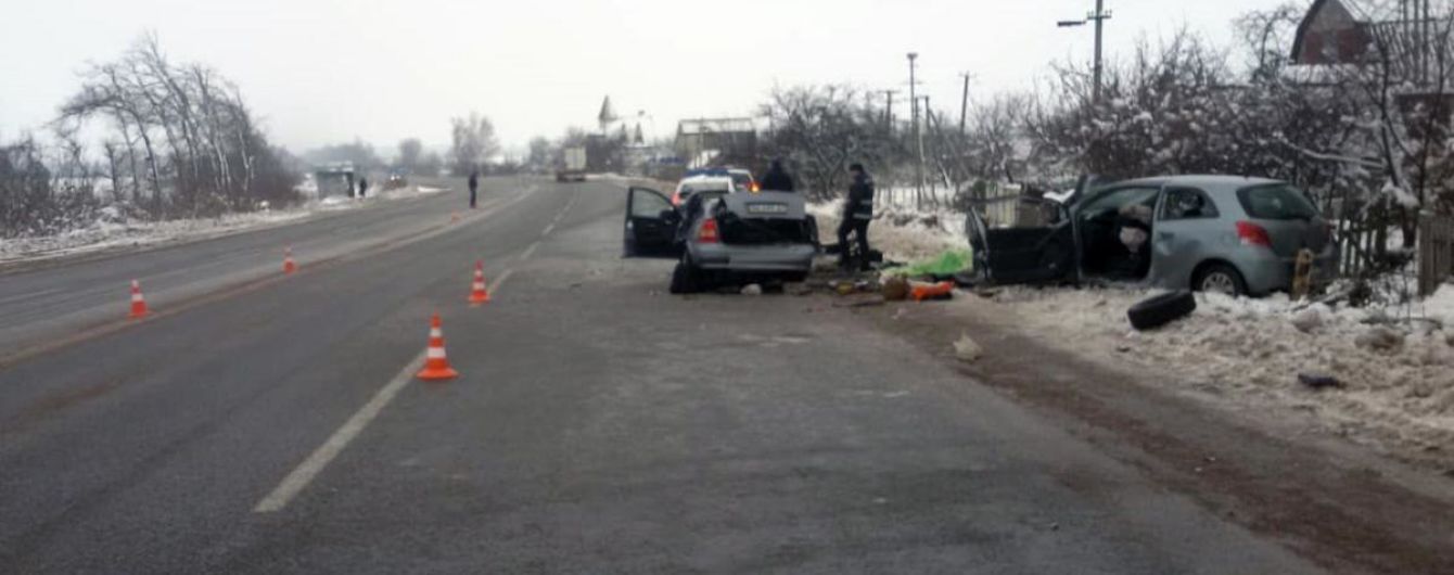Понівечені авто та троє загиблих: на трасі біля Житомира зіткнулися два легковики