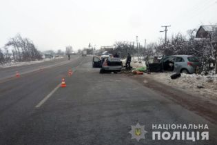 Понівечені авто та троє загиблих: на трасі біля Житомира зіткнулися два легковики