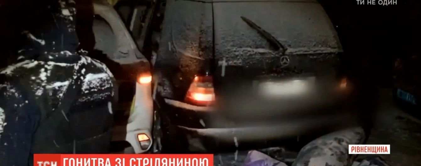 Подробности "голливудской" погони на Ровенщине: копы стреляли в Mercedes с ребенком внутри