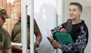 Сторонник Савченко во время заседания суда бросил сапог в прокурора