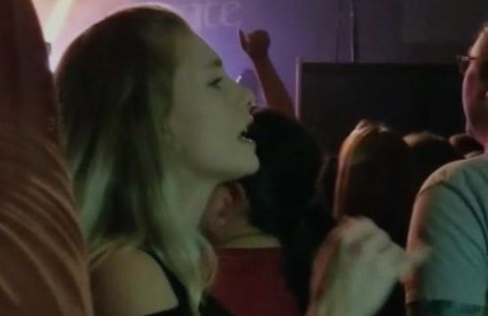 Дуже зворушливо: донька на рок-концерті мовою жестів співала пісню своєму глухому татові