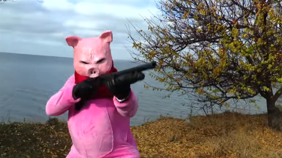Одеський зоопарк зняв суворий новорічний шансон-кліп про свиню з ножем, яка переслідує собаку