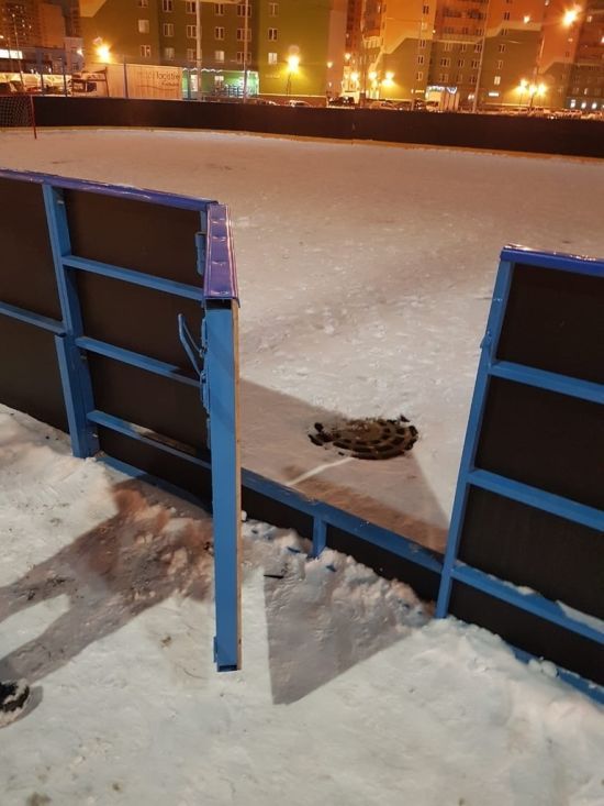В Росії побудували хокейний майданчик з каналізаційним люком