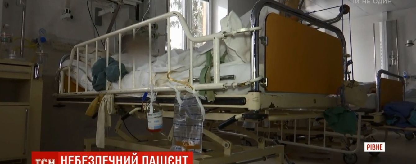 "Фільм жахів" у Рівному: пацієнт побив медиків, залив кров’ю лікарню і вистрибнув із вікна