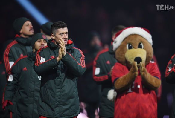   Robert Lewandowski with the bear 