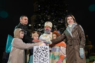 В пальто с голубой норкой: Марина Порошенко на открытии главной елки страны