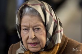 Сменила шляпу на платок: королева Елизавета II прибыла на рождественские каникулы в Сандрингем