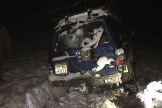 На Буковине мужчины на внедорожнике пытались прорваться через границу, военные открыли огонь