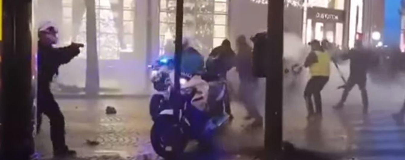 Во Франции "желтые жилеты" анонсировали новые протесты