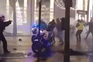 Протести "жовтих жилетів" у Парижі: поліцейський направив пістолет на мітингувальників