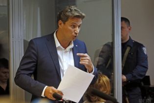 Адвокат подозреваемого в госизмене крымского "министра" приковал себя к батарее в кабинете судьи
