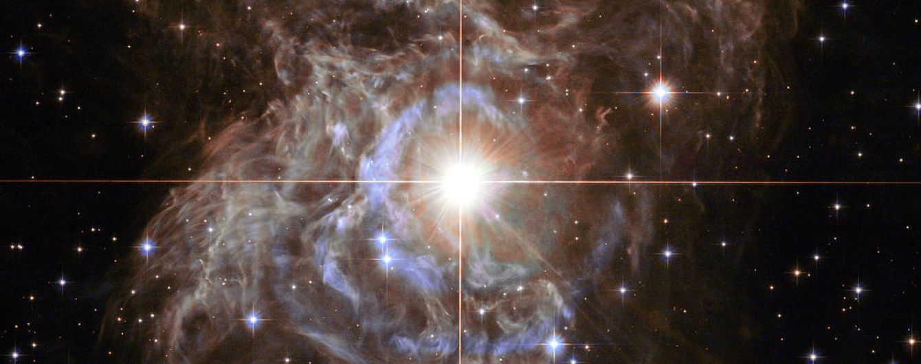 Телескоп Hubble нашел в космосе "рождественский венок"