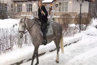 "Вершниця Апокаліпсису" Поклонська записала привітання з Новим роком, сидячи на коні